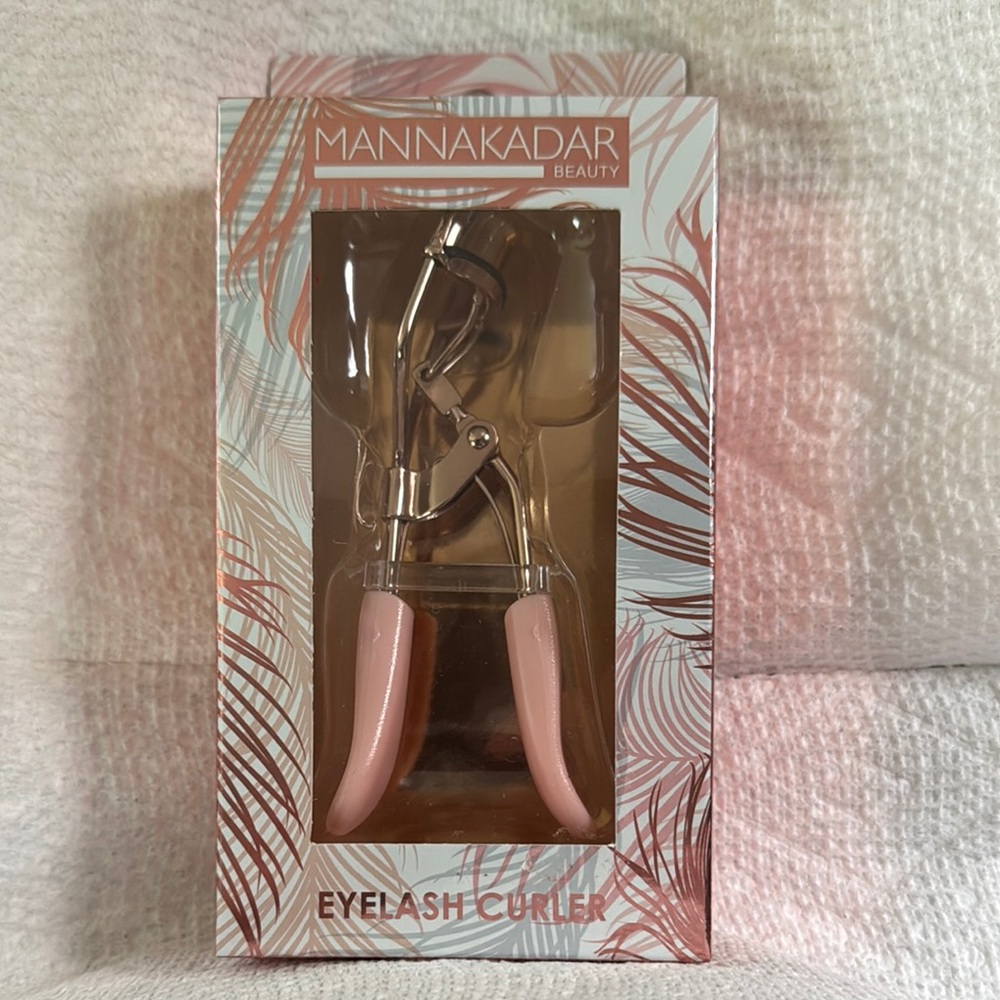 Manna Kadar Pink Eyelash Curler